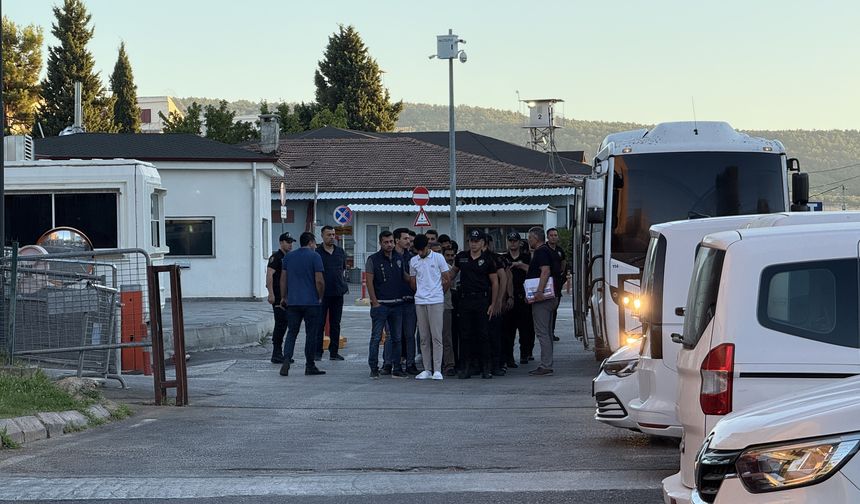 Gaziantep'te kaza süsüyle esnafı gasbeden 6 şüpheli tutuklandı