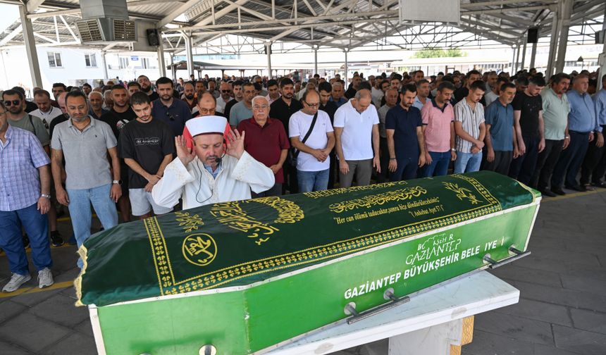 'Yamaç Paraşütü Dünya Kupası'nda geçirdiği kazada ölen sporcunun cenazesi Gaziantep'te defnedildi