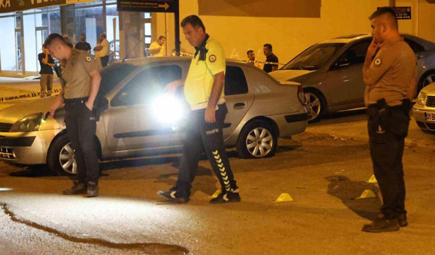 Uzun namlulu silahla oto galeriyi taradılar: 10’dan fazla mermi isabet etti