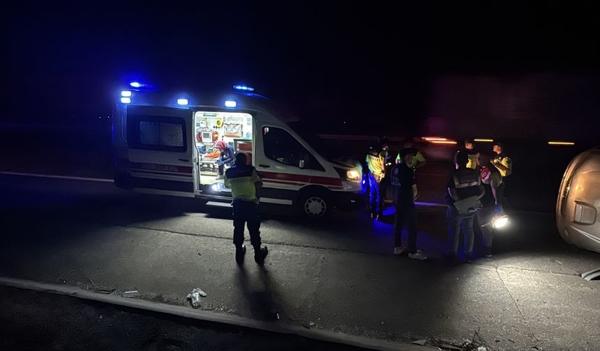 Gaziantep'te lastiği patlayan kamyonetin devrildiği kazada 2 kişi öldü, 8 kişi yaralandı