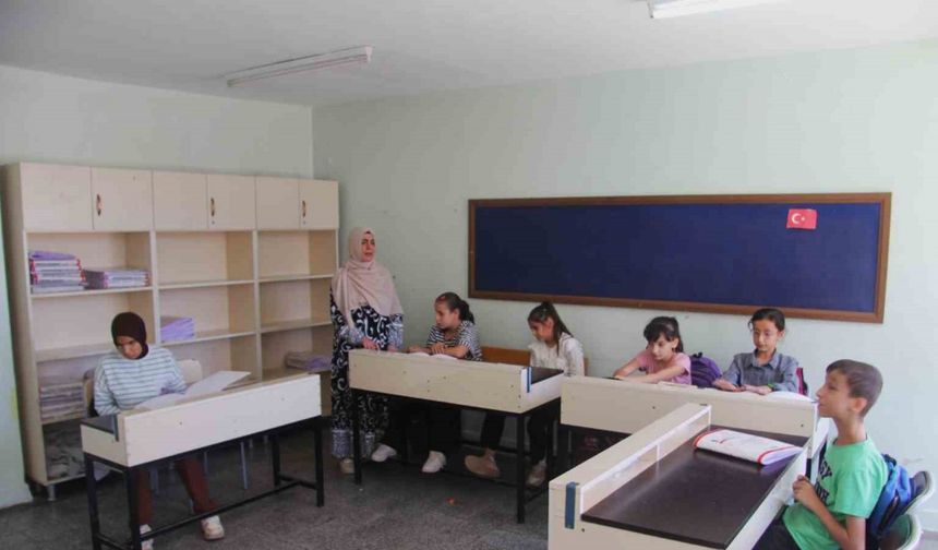 Görme engelli öğretmenin meslek aşkı öğrencilerine örnek oluyor