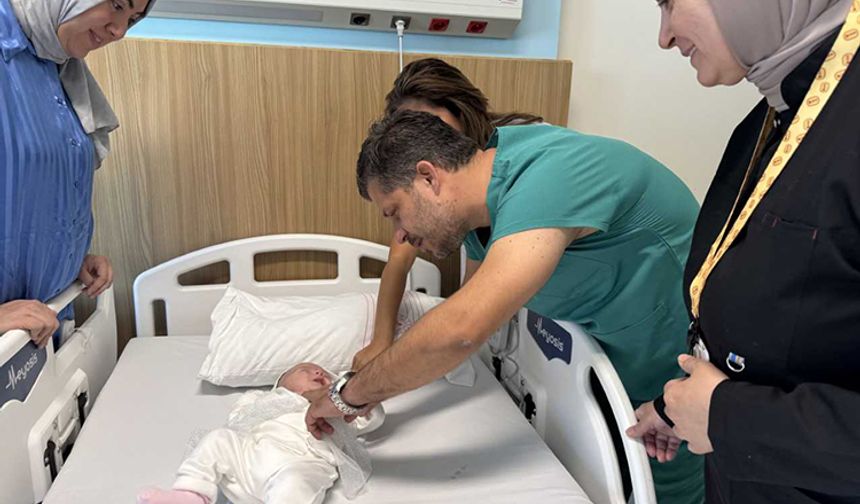 Gaziantep'te Doğuştan göğüs kemiği bulunmayan Eylül bebeğe kıkırdak dokusundan 'iman tahtası' yapıldı
