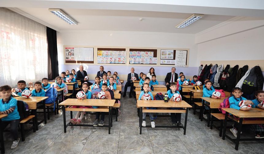 Şahinbey Belediyesinden okulunu temiz tutan öğrencilere top verildi