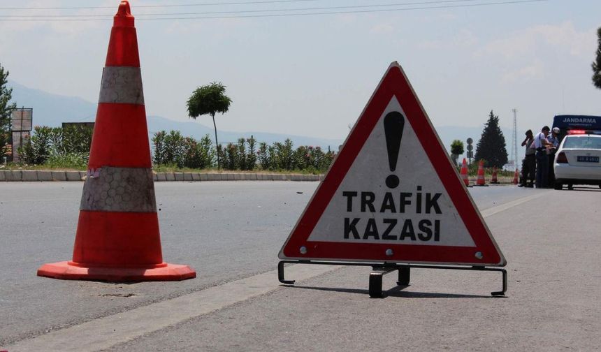 Gaziantep'te traktörle otomobilin çarpışması sonucu 2 kişi yaralandı
