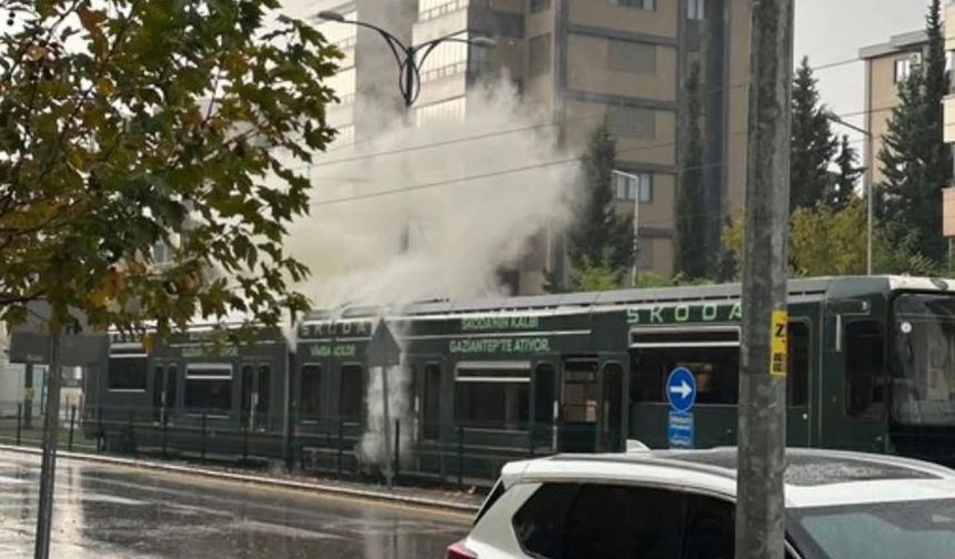 Gaziantep'te tramvaya yıldırım düştü! Yaralı var mı?
