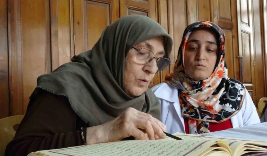 75 yaşındaki Fatma teyzenin Kur'an-ı Kerim öğrenme azmi