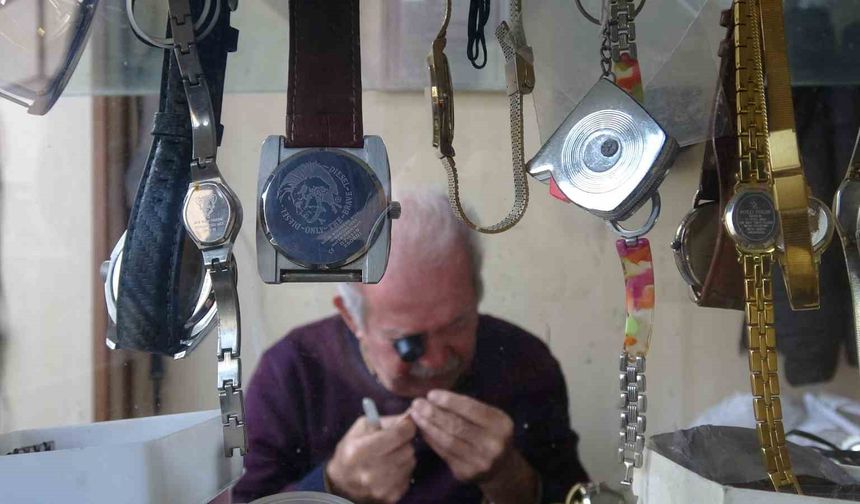 76 yaşındaki Gaziantepli saat ustası, 61 yıldır zamana ayar veriyor