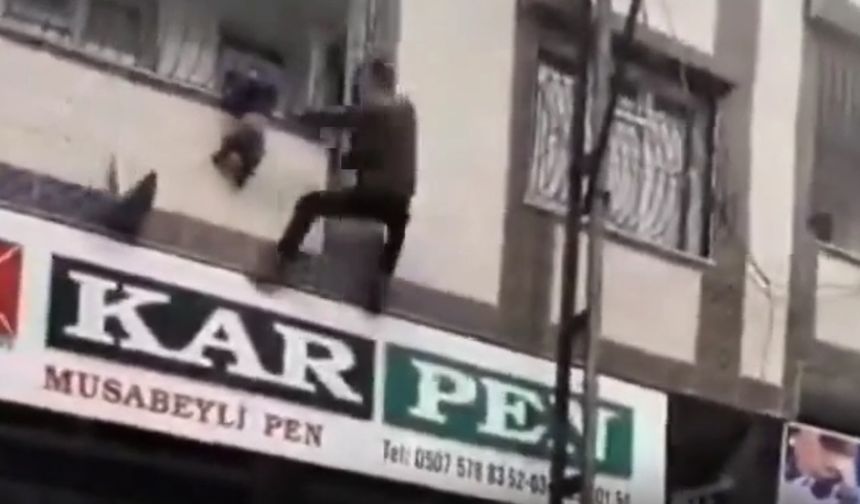 Gaziantep'te yürekleri ağza getiren an: Balkonda asılı kalan çocuğu kurtardı