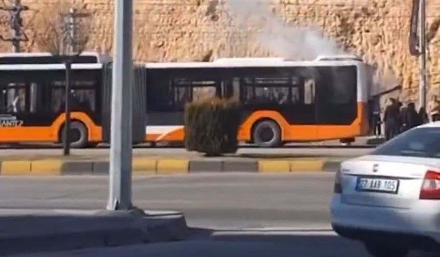 Gaziantep'te belediye otobüsünde panik! Dumanlar yükseldi...