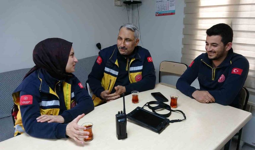 Gaziantep'te baba-kız aynı ambulansta hayat kurtarıyor!