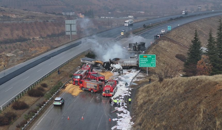 Gaziantep'te çarpışan 3 tırda yangın çıktı