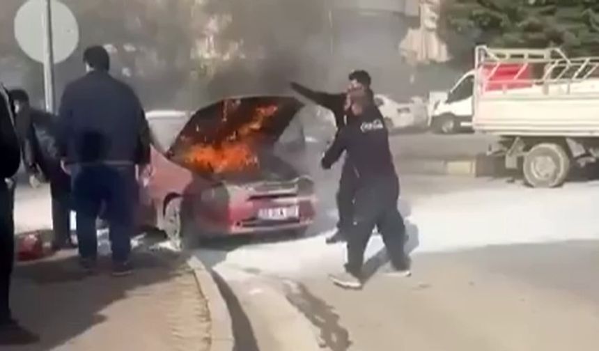 Gaziantep'te seyir halindeki otomobil alev aldı: Vatandaşlar müdahale etti