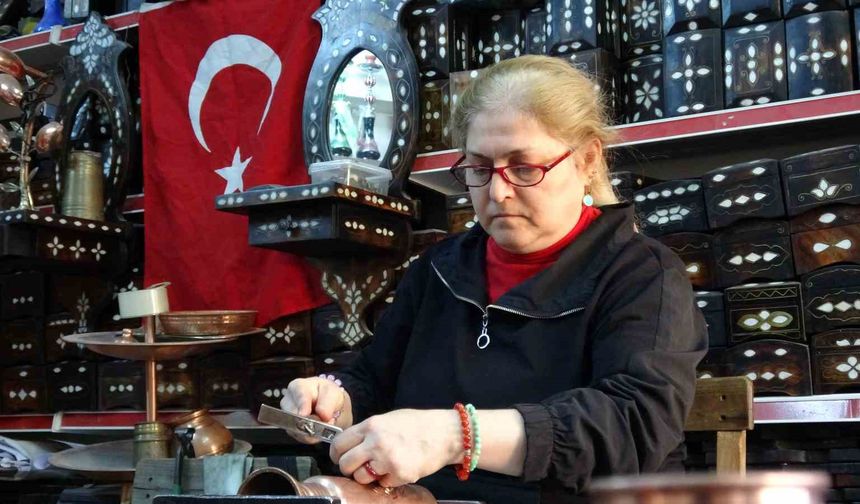 Gaziantepli Kadın bakır ustası erkeklere taş çıkartıyor