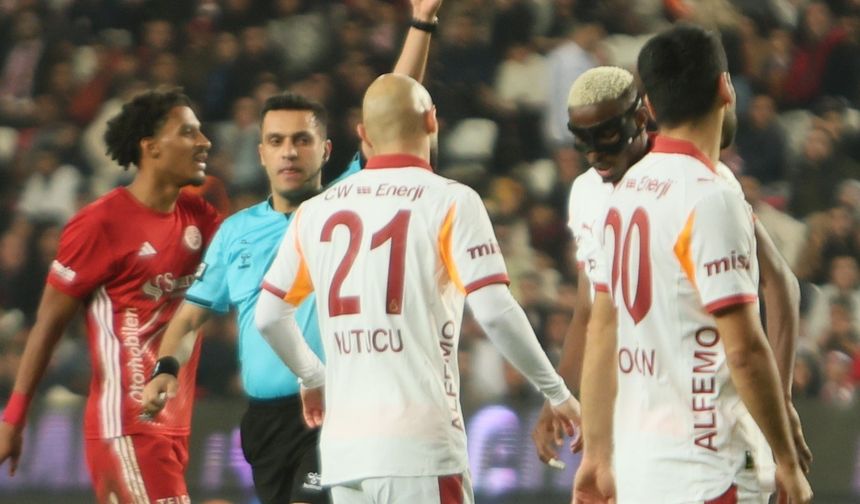 Victor Osimhen cezalı duruma düştü