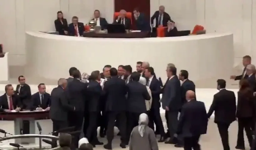CHP'li vekil tabutla kürsüye çıktı! TBMM Genel Kurulu'nda yumruklu kavga