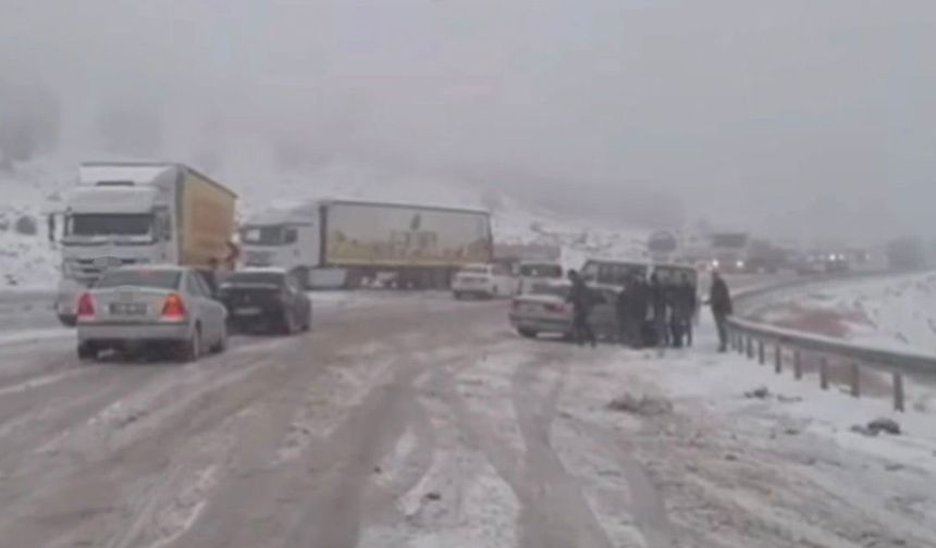 Gaziantep-Araban kara yolunda kar esareti: Çok sayıda araç mahsur kaldı