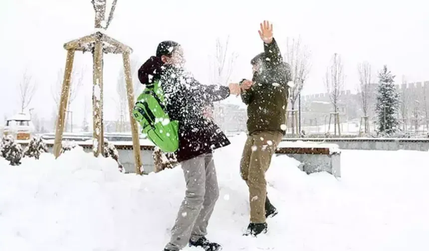 Eğitime 1 gün daha ara! Gaziantep'te olumsuz hava koşulları sebebiyle okullar yarın da tatil edildi.