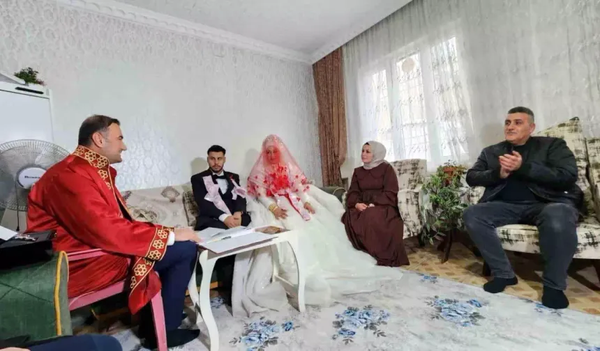 Gaziantep'te aşk kar kış dinlemedi: Gelin ve damat nikah salonuna gidemeyince nikah memuru eve geldi