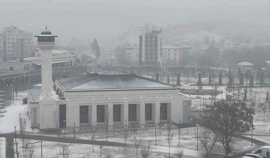 Gaziantep'te beklenen kar yağışı etkisini göstermeye başladı