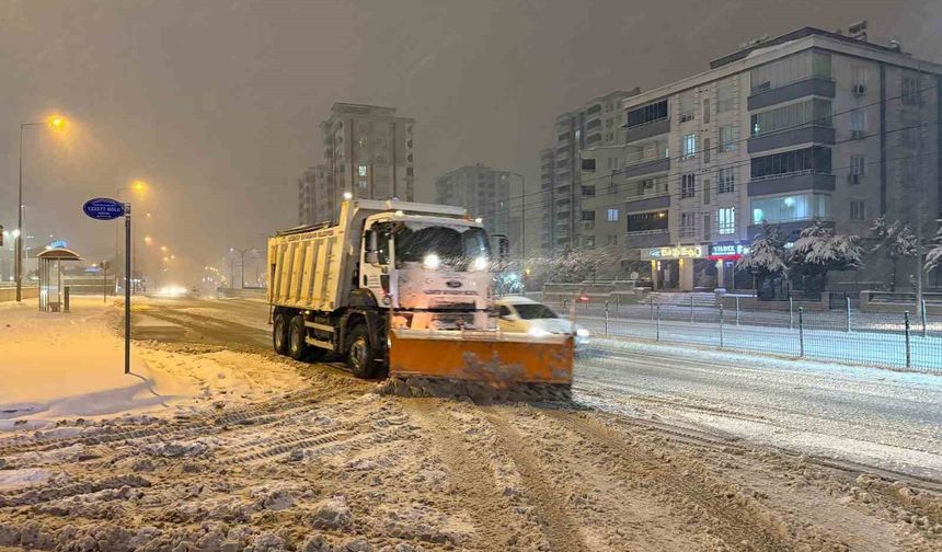 Gaziantep'te karla mücadele çalışmaları gece boyunca sürdü