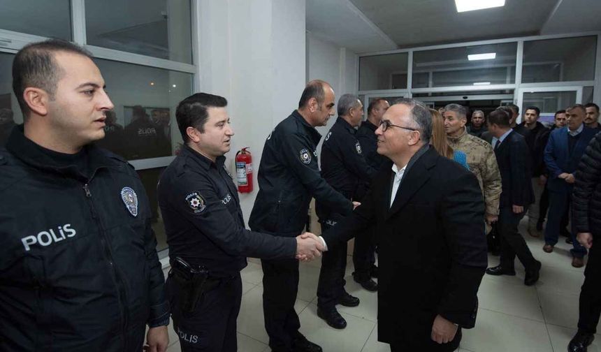 Gaziantep ve çevre illerin valileri yılbaşı gecesi görev yapan personeli ziyaret etti