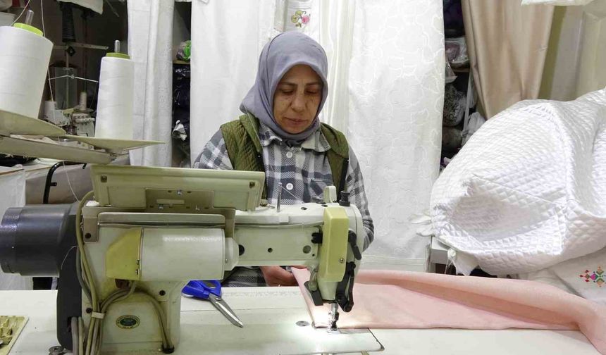 Gaziantep'te Kadın terzi, veresiye aldığı makinelerle kendi işini kurdu