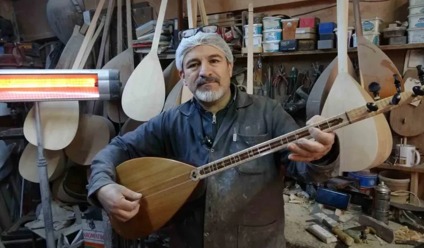 Gaziantep’te baba yadigarı atölyede 35 yıldır bağlama üretiyor!