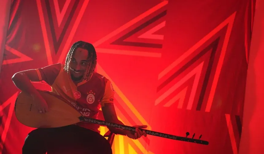 Sazı eline aldı mesajı verdi! Sacha Boey: Yeni gelmedim, geri geldim