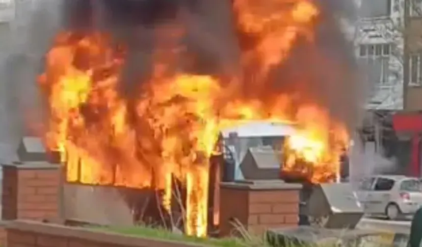 Yürekler ağza geldi! Gaziantep'te Seyir halindeyken alev alan halk otobüsü küle döndü