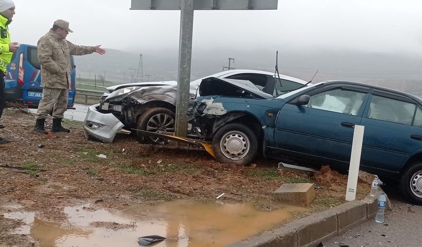 Gaziantep'te 2 araç çarpıştı: 2 yaralı