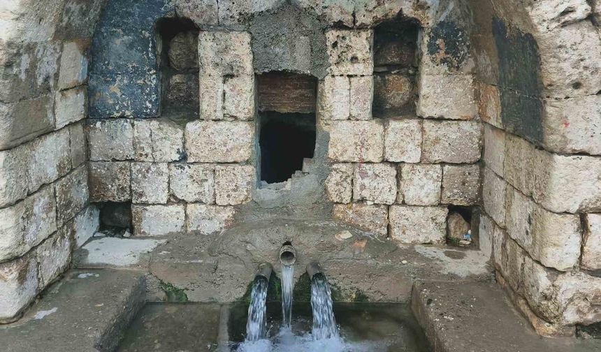 Araban'da tarihi 2 çeşmeden su akmaya başladı