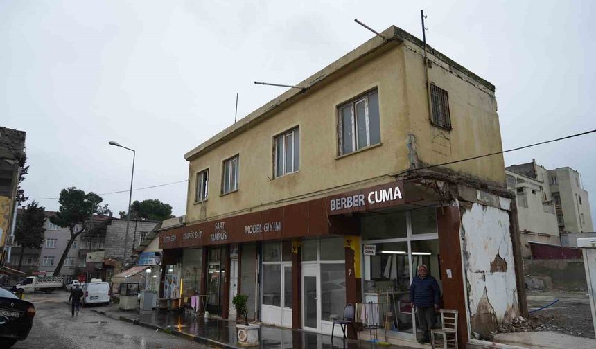 Asrın felaketi meslek aşkını yıkamadı: 50 yıllık berber, hasarlı dükkanını terk etmedi