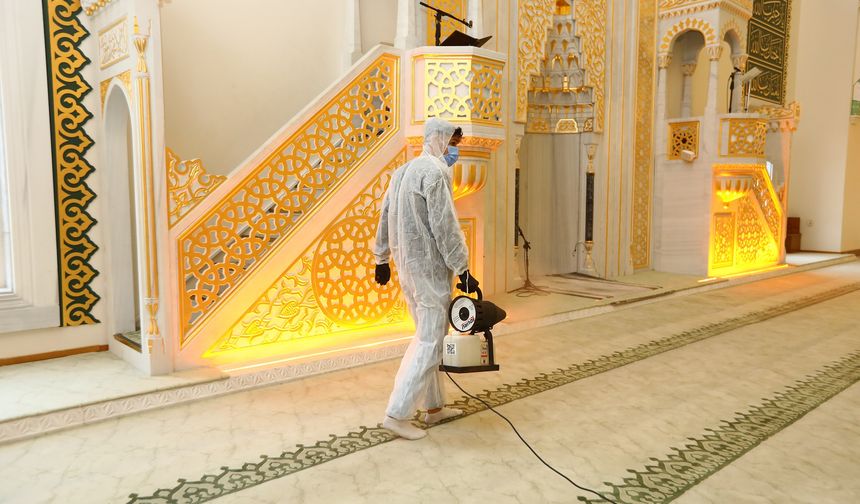 Gaziantep Büyükşehir, ilk teravih öncesi camileri gül suyu ile yıkıyor