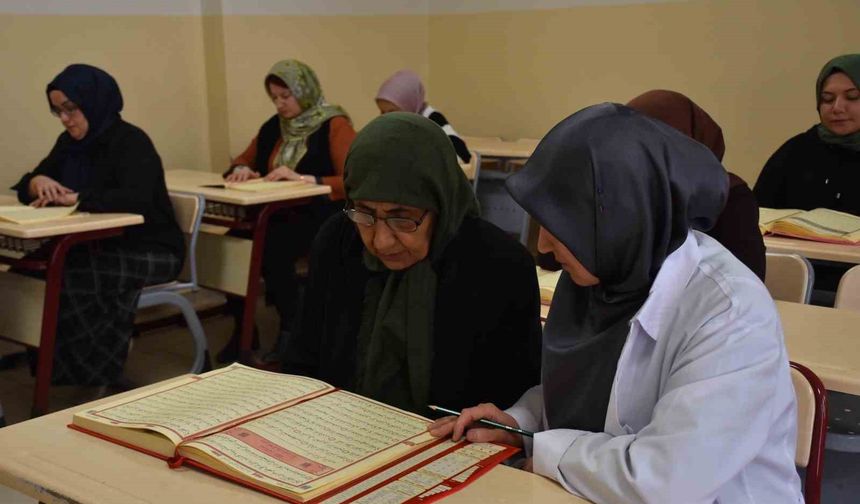 Gaziantepli teyzenin azmi örnek oldu! 70'inden sonra Kur'an-ı Kerim'i öğrendi