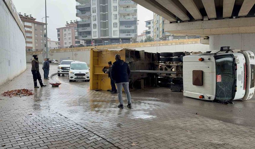 Gaziantep'te damperi köprüye çarpan kamyon yan yattı!