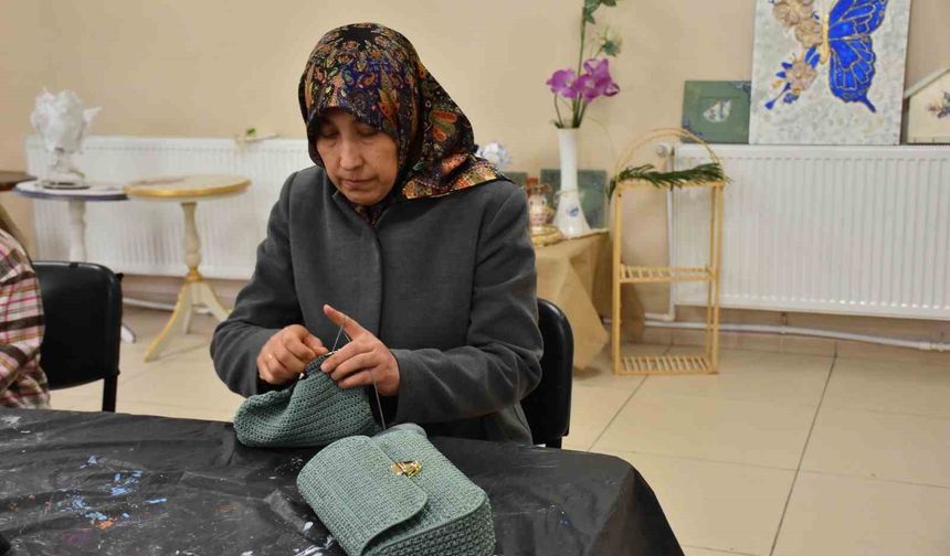 Gaziantep'te depremzede kadın yaşadıklarını el sanatıyla unutmaya çalışıyor