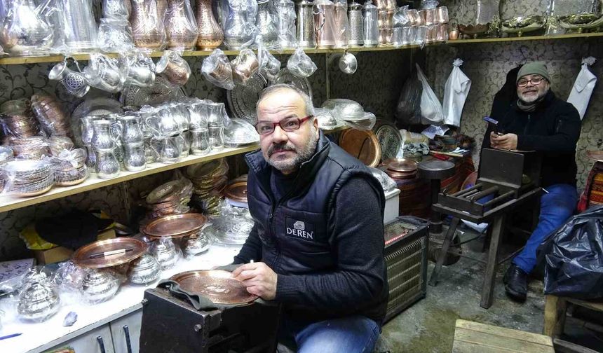 Gaziantep'te meslektaş dayı yeğen 44 yıldır birlikte bakır işliyor