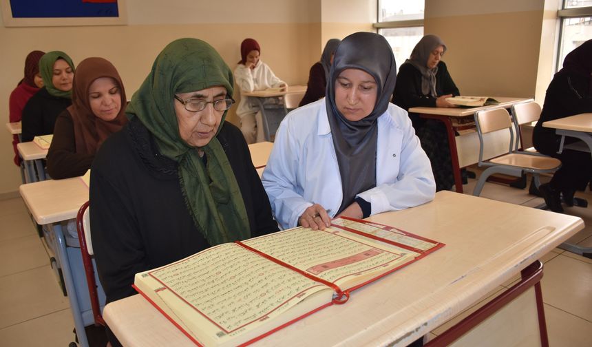Şahinbey Belediyesi tesislerinde Kur’an-ı Kerim öğrendi