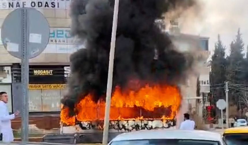 Gaziantep'te otobüs cayır cayır yandı! Seyir halindeyken alev alan halk otobüsü küle döndü