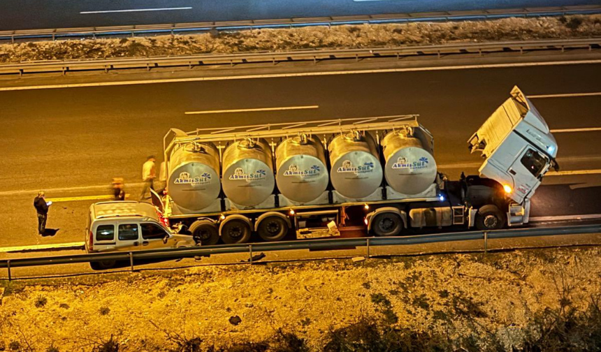 Gaziantep'te feci kaza! Ticari araç süt tankerine çarptı...