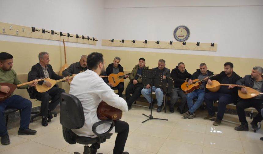 Şahinbeyli çiftçiler müzik kursunda gitar ve bağlama öğreniyor