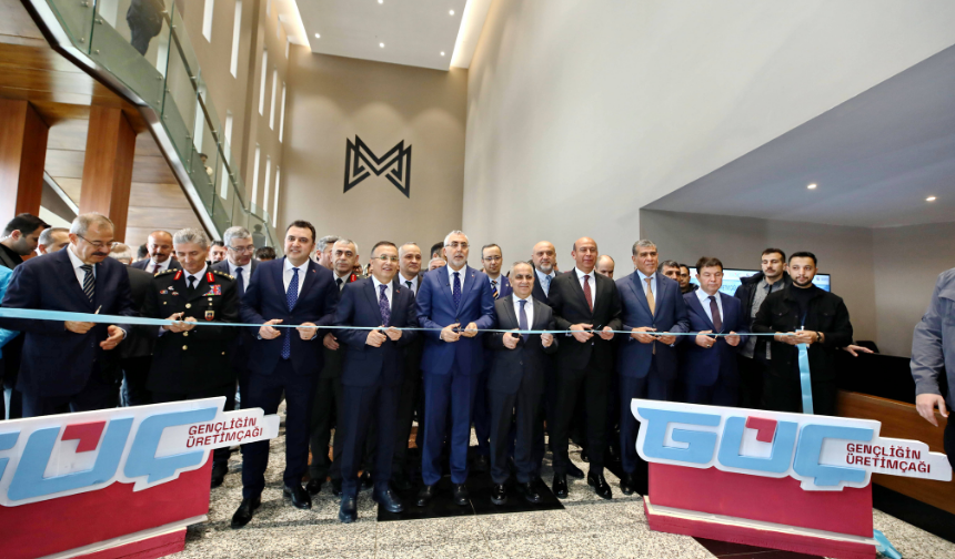 Bakan Işıkhan’ın katılımıyla Gaziantep Üniversitesi’nde İpek Yolu Kariyer Fuarı açıldı