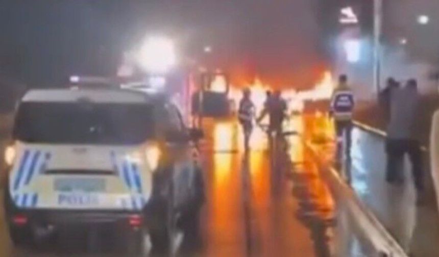 Gaziantep'te çarpışan iki otomobil alev topuna döndü