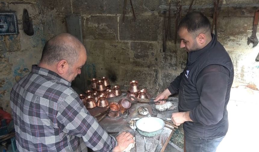 Gaziantep'te çocuk yaşta başladığı kalaycılığı 50 yıldır sürdürüyor