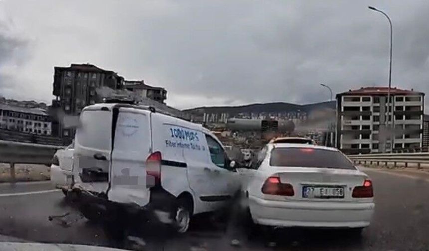 Gaziantep'te kontrolden çıkan araç, önündeki 4 araca çarptı: O anlar kamerada