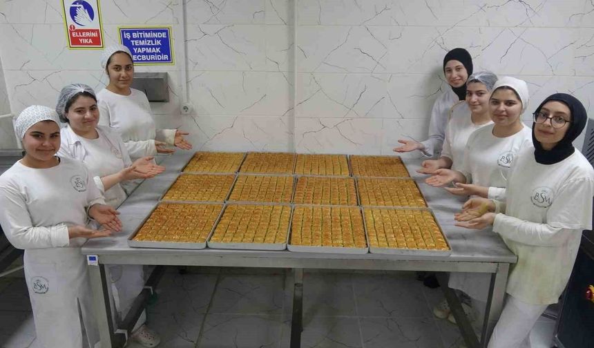 Gaziantep'te meslek liseli kızların Ramazan'da baklava mesaisi