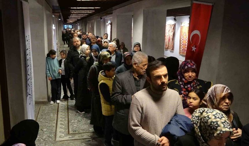 Gaziantep'te 'Mukaddes Emanetler Sergisi'ne yoğun ilgi: Uzun kuyruklar oluştu
