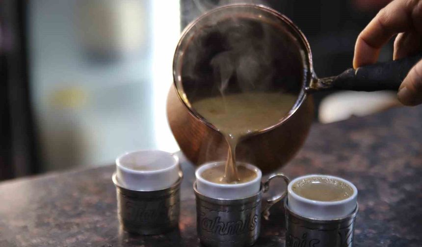 Osmanlı'dan günümüze bakır cezvelerde hazırlanan menengiç kahvesi lezzetiyle dikkat çekiyor