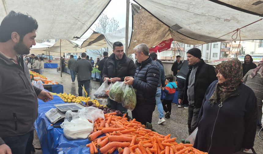 Başkan Tahmazoğlu semt pazarı esnafını ziyaret etti