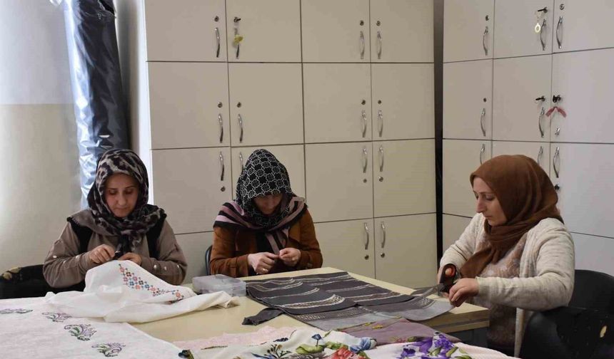Atık kumaşlar Gaziantepli kadınların ellerinde yeniden şekilleniyor